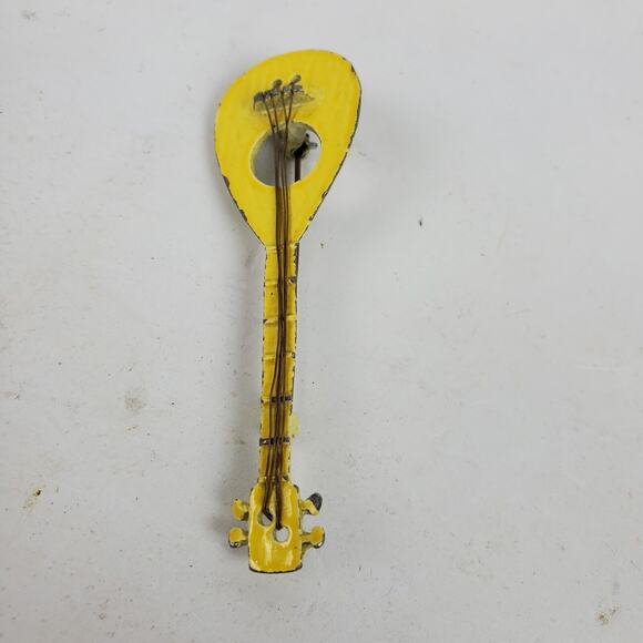 Vintage Brooch JJ STATEMENT Yellow Guitar String Instrument 1 Inch - Picture 2 of 3